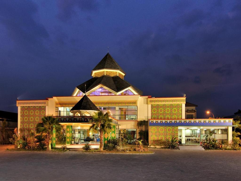 Yusro Hotel Restaurant & Convention Jombang Exteriér fotografie