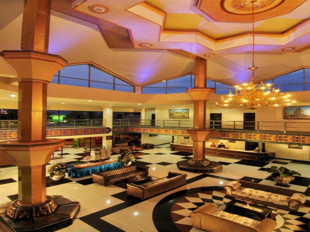 Yusro Hotel Restaurant & Convention Jombang Exteriér fotografie