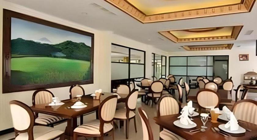 Yusro Hotel Restaurant & Convention Jombang Exteriér fotografie