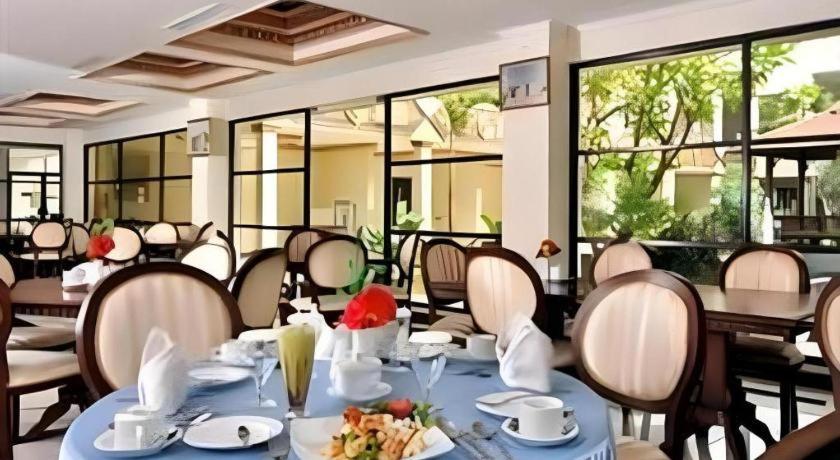 Yusro Hotel Restaurant & Convention Jombang Exteriér fotografie