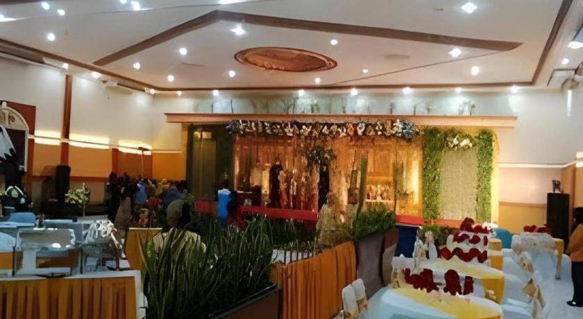 Yusro Hotel Restaurant & Convention Jombang Exteriér fotografie